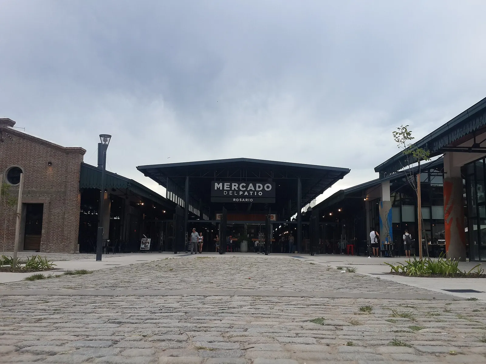 Interior del almacén, con estanterías de productos naturales